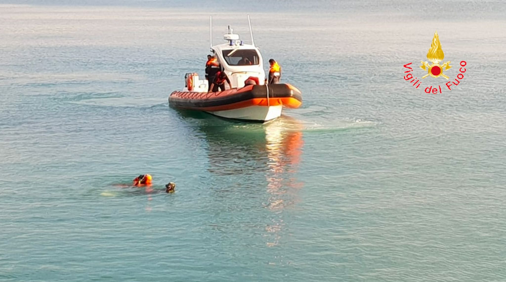 Muore dopo avere salvato due ragazzini in mare a Siracusa, ritrovato dai sommozzatori vigili del fuoco di Reggio