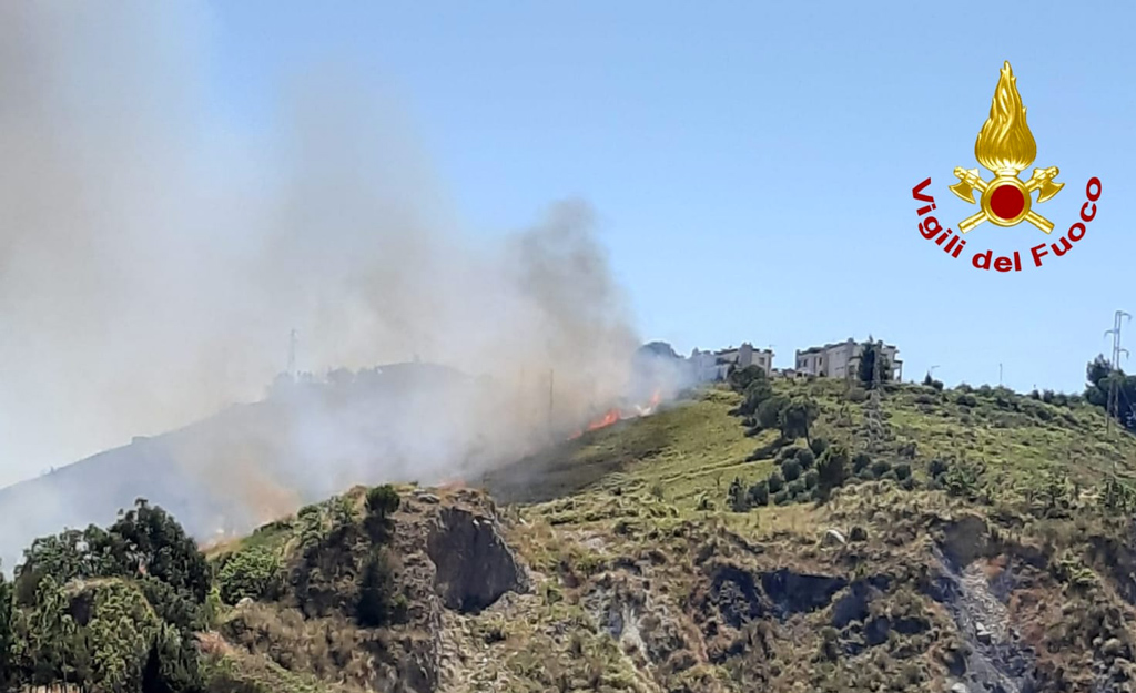 Incendio di arbusti e macchia mediterranea vicino abitazioni a Catanzaro