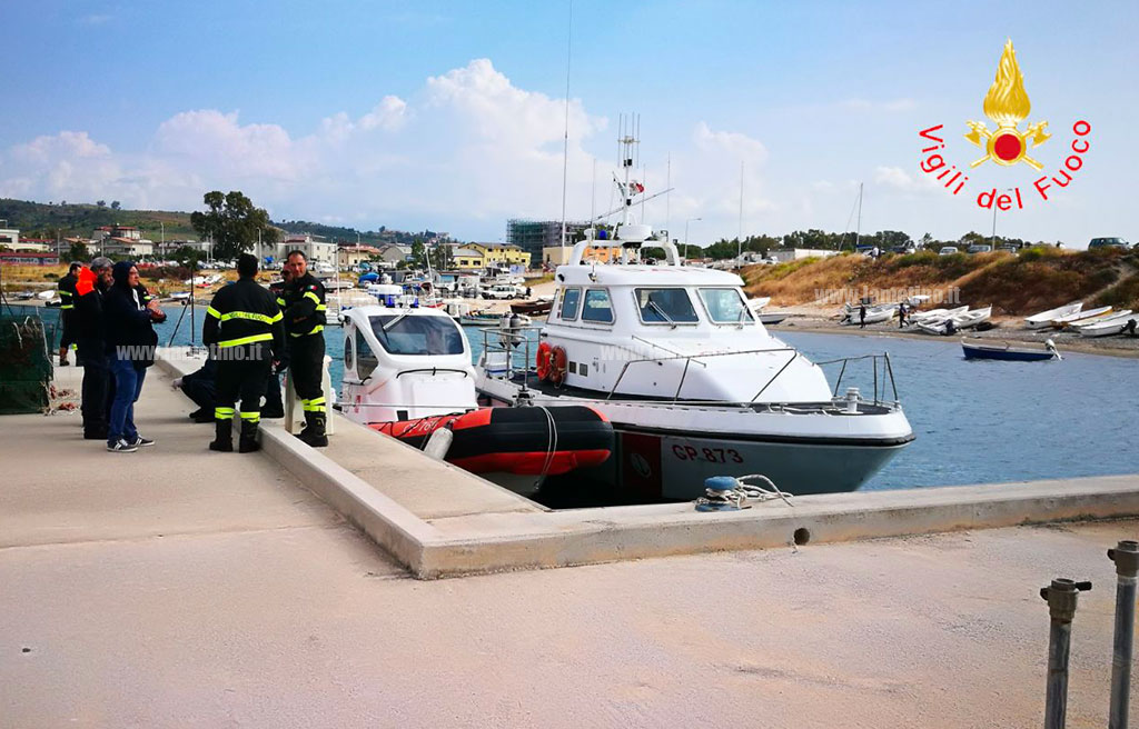 Dispersi in mare per recuperare pallone a Catanzaro lido, recuperati corpi dei due giovani - VIDEO