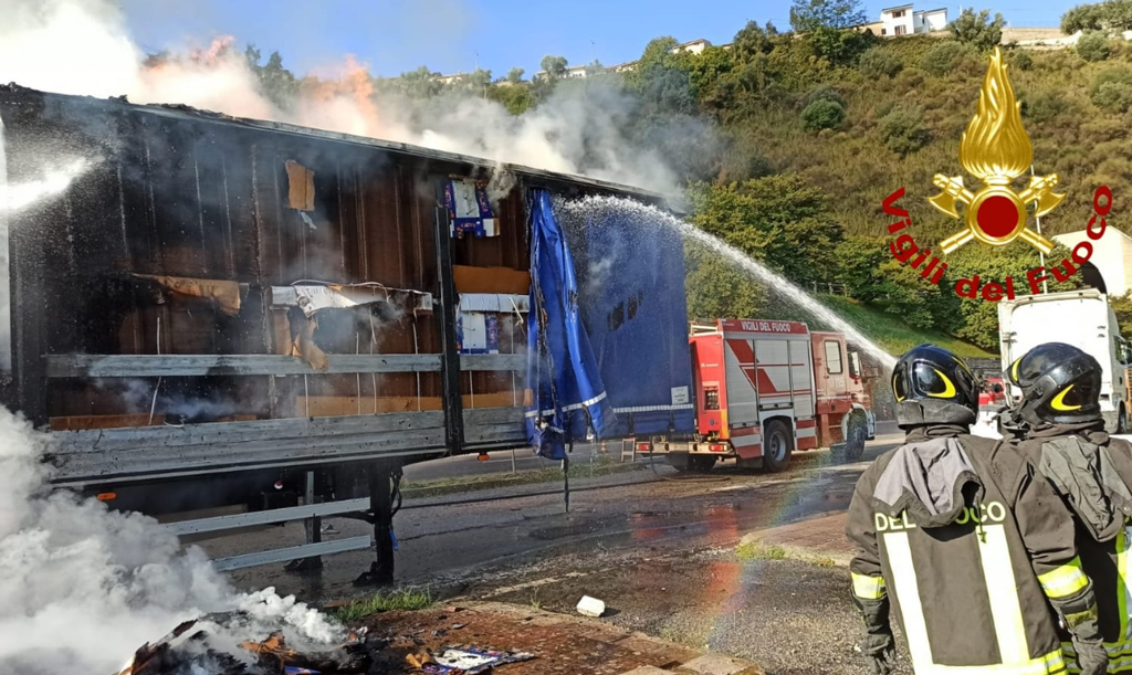 In fiamme autocarro sull'A2 tra Rogliano e Cosenza: illeso conducente