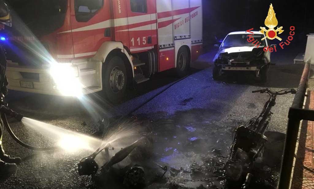 Due scooter e auto in fiamme nella notte a Simeri Crichi