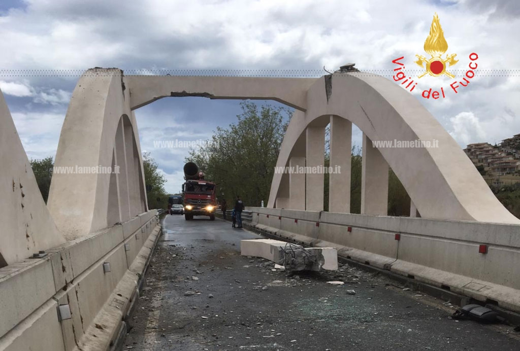 Camion impatta contro travi ponte su SS 106, disagi per la viabilità
