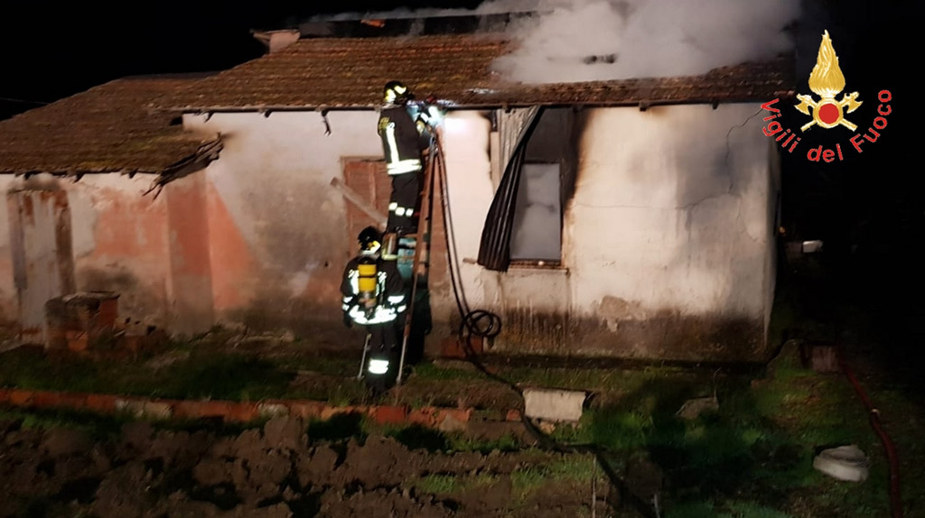 Casolare distrutto dalle fiamme a Belcastro, indagini 