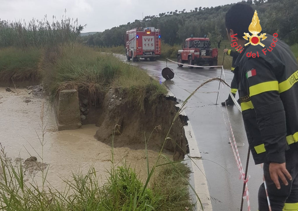 Pericolo a Cropani per torrente Umbro in piena, ceduta parte strada