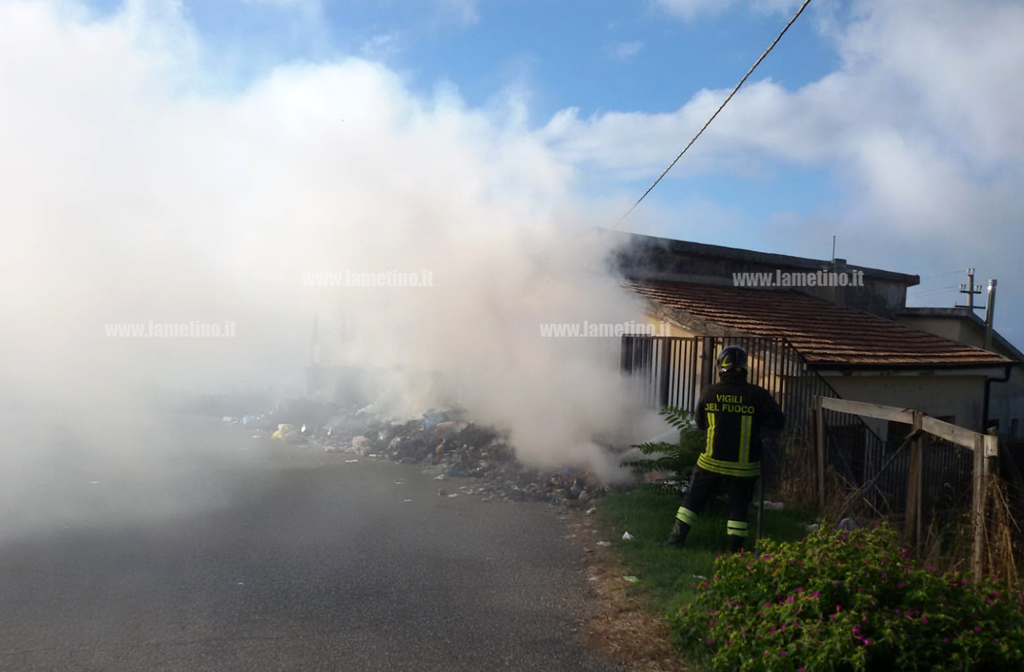 Lamezia, nuovamente in fiamme cassonetti e rifiuti in località Gabella