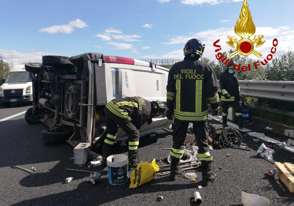 Furgone si ribalta su A2 tra svincolo di Lamezia e Falerna, ferito conducente