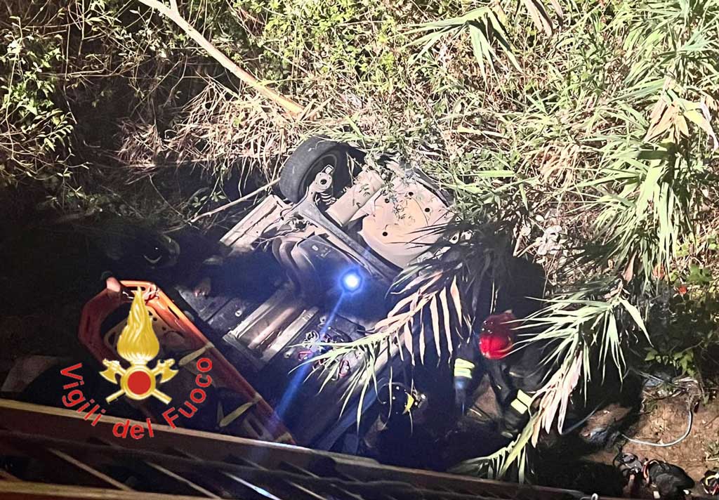 Auto precipita in burrone a Cirò Marina, ferito anziano