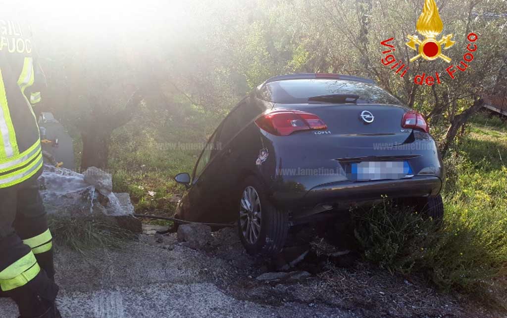 Auto trancia tubi gas e acquedotto a Catanzaro, ferita conducente