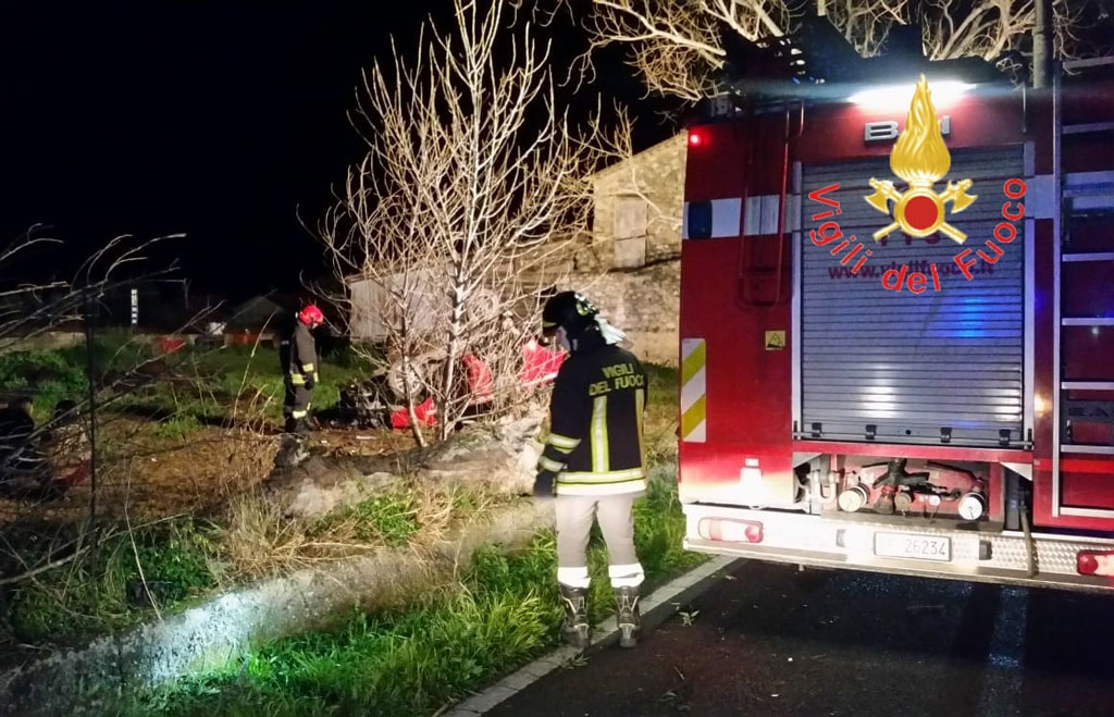 Auto esce fuori strada e si ribalta in un terreno tra Isca sullo Ionio e Badolato: ferito giovane