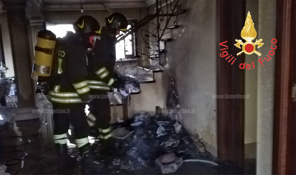 Lamezia, in fiamme presepe: paura in abitazione di via Pitagora