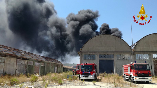 In fiamme discarica di gomme in capannoni a Crotone, rogo domato 