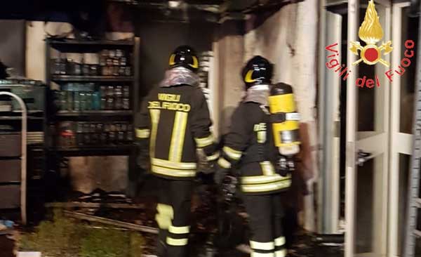 In fiamme magazzino a Gimigliano, paura e disagi tra abitanti della zona