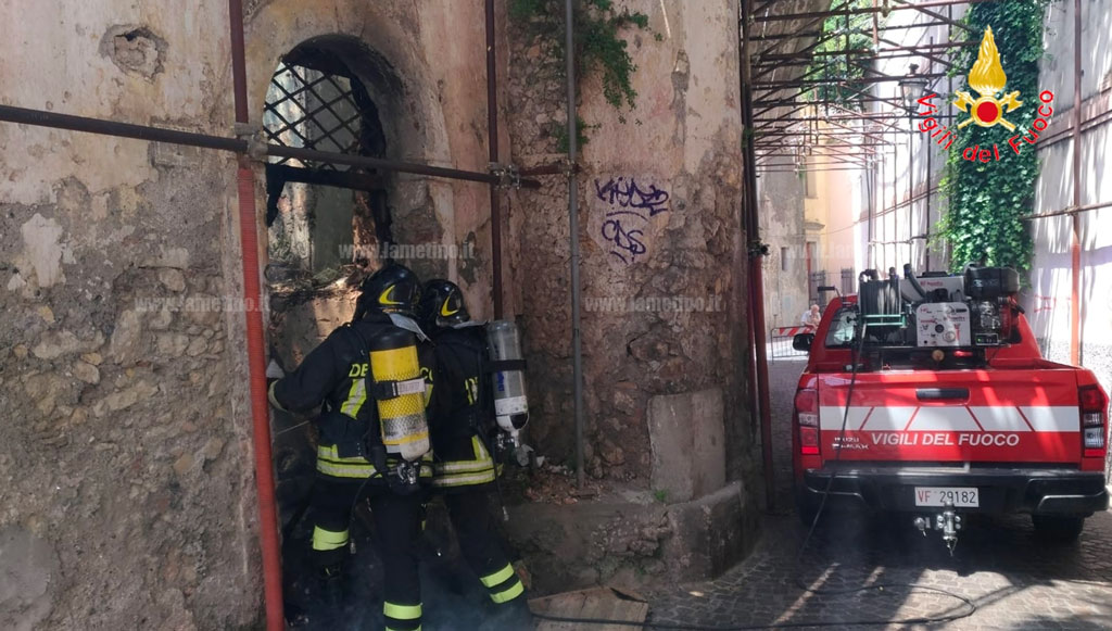 Incendio in antico stabile nel centro storico di Catanzaro