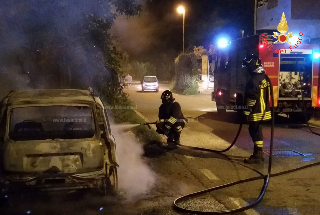 In fiamme auto parcheggiata a bordo strada a Davoli Marina