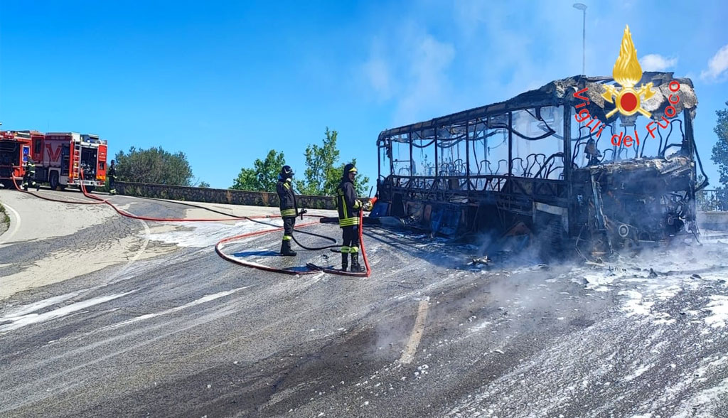 In fiamme autobus a Rota Greca, a bordo solo l'autista: illeso