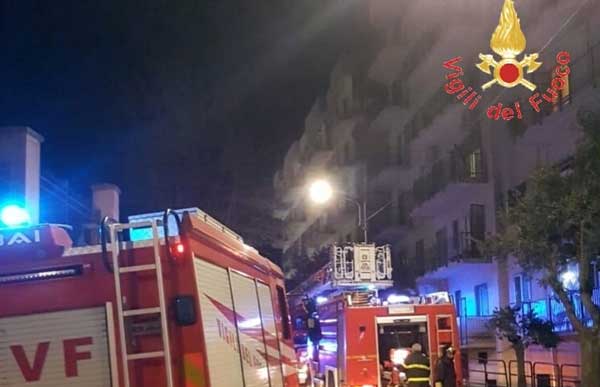 Fiamme in appartamento, palazzo fatto sgomberare a Catanzaro 