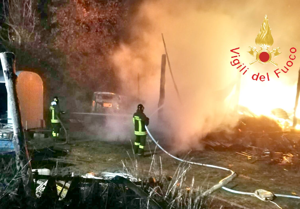 Incendio distrugge fienile e macchine agricole a San Vito sullo Ionio, ipotesi dolo 
