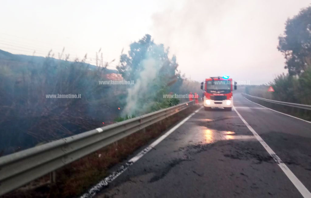 Lamezia, in fiamme sterpaglie su statale 18 e in via del Progresso: intervengono vigili del fuoco