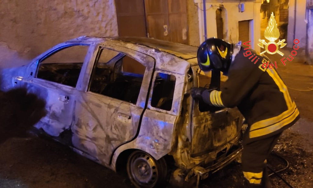 Lamezia, auto in fiamme nella notte in via Belvedere: in corso accertamenti