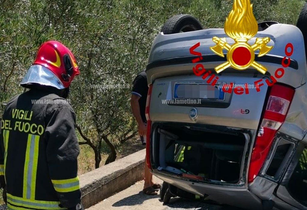 Auto si ribalta a Sant'Eufemia Vetere: ferita conducente