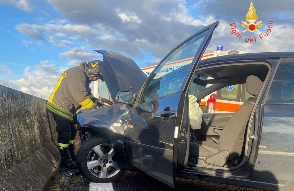 Lamezia, perde il controllo dell'auto e finisce contro barriere su statale 280: ferita conducente