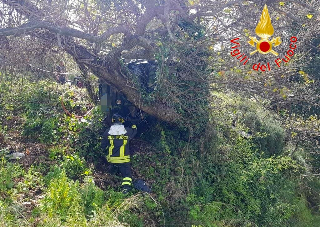Perde il controllo dell'auto e si ribalta, ferita 47enne a Simeri Crichi