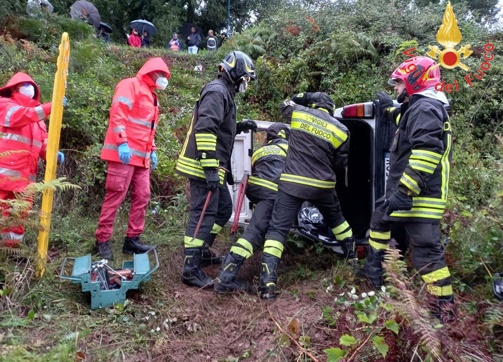 Lamezia, perde controllo dell'auto e finisce in una scarpata in località Crozzano: 55enne trasportato in elisoccorso