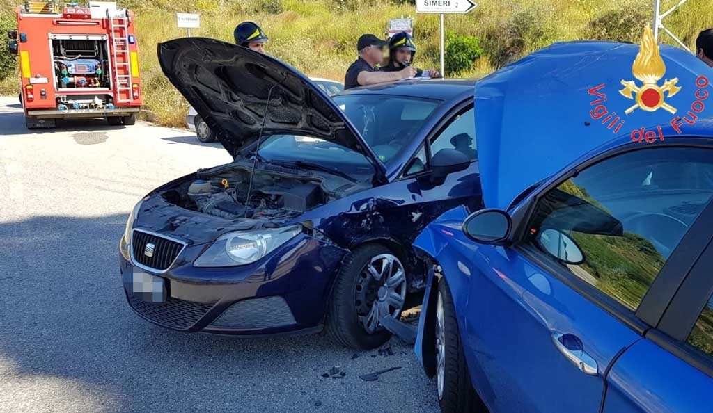 Scontro tra due auto a Simeri Crichi, 2 feriti
