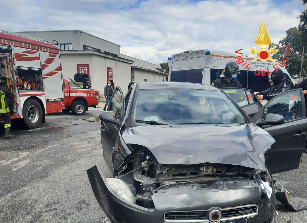 Scontro tra due auto a Marcellinara: 2 feriti