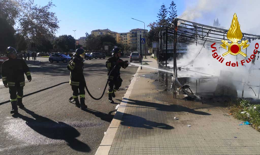 In fiamme bancarella di fuochi pirotecnici a Crotone