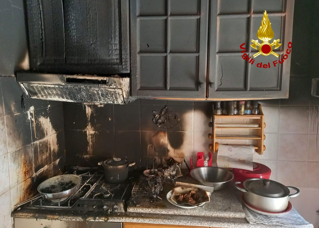 Incendio in abitazione, vigili del fuoco salvano 90enne a Catanzaro