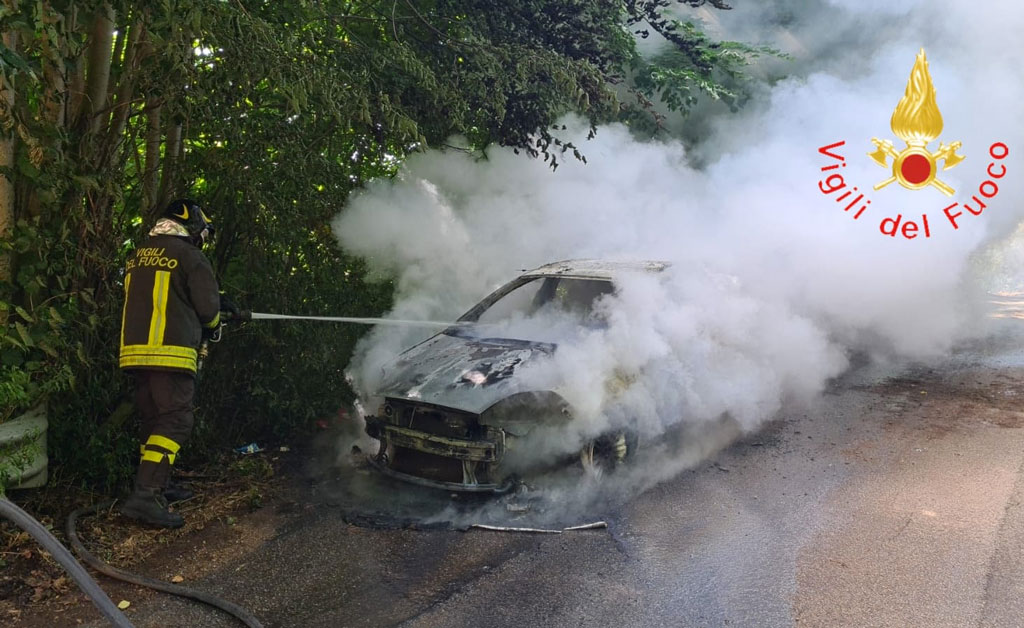 Lamezia, auto in transito prende fuoco in località Bucolia: in salvo coppia