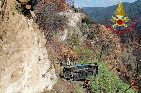 Precipitano con auto in una scarpata di 15 metri: due feriti nel Reggino