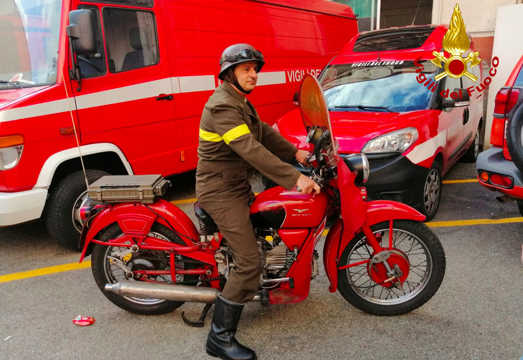 Esposizione di automezzi d'epoca organizzata dal Comando dei vigili del fuoco a Cosenza