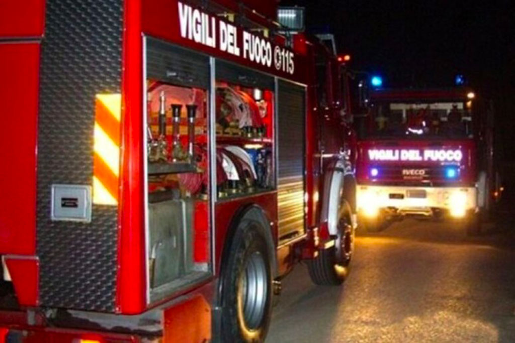In fiamme legnaia a Mileto: danni a cavi elettrici, abitazioni e garage