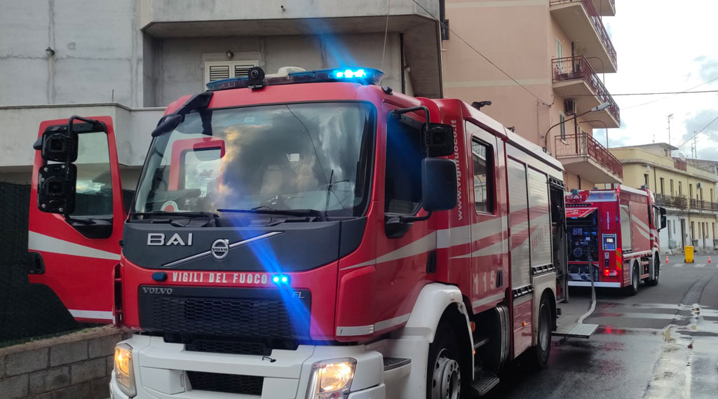 Incendio in deposito a Siderno, danni ingenti 