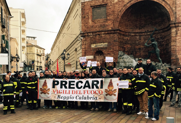 Calabria: sit-in precari Vigili del Fuoco a Catanzaro