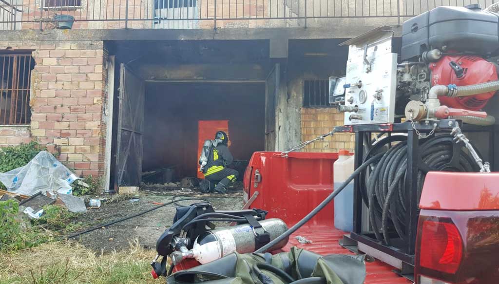 Incendio in edificio per estrazione e lavorazione miele nel reggino, distrutte centinaia di arnie