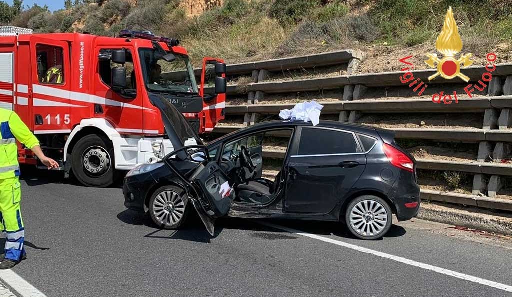 Scontro tra due auto sulla SS 106 a Soverato, ferita giovane