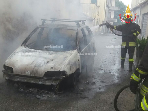Auto in fiamme a Stalettì, intervengono vigili del fuoco