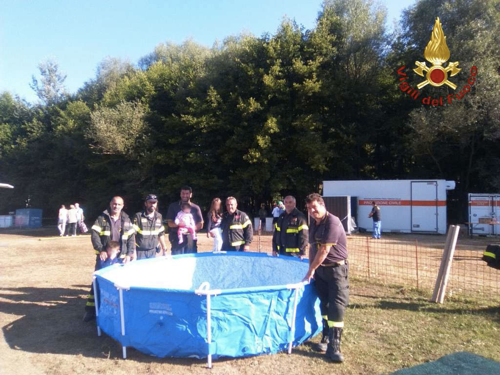 Vigili del fuoco calabresi donano piscina a bambini terremotati ospiti in tendopoli