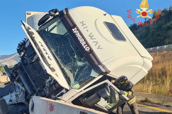 Tir sbanda e finisce contro new jersey su A2  nel Cosentino: ferito autista