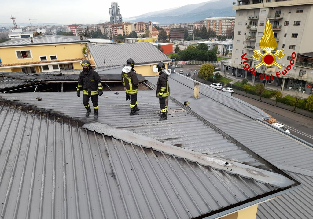 In fiamme tetto abitazione a Cosenza, intervengono vigili del fuoco
