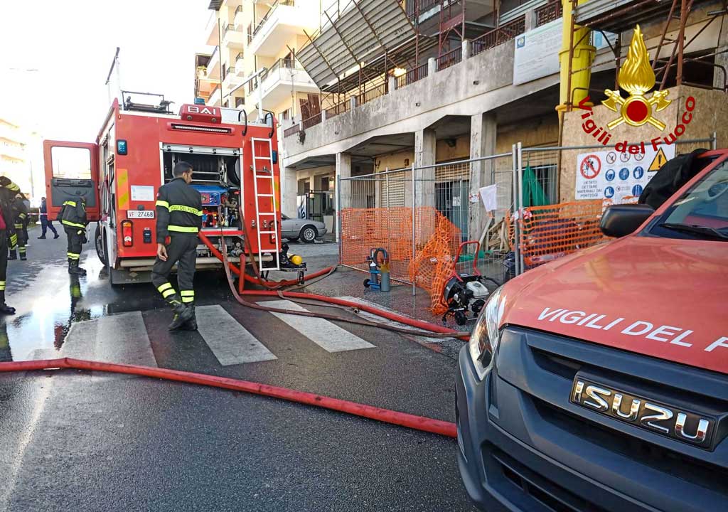 In fiamme magazzino a Vibo, distrutti arredi e materiali