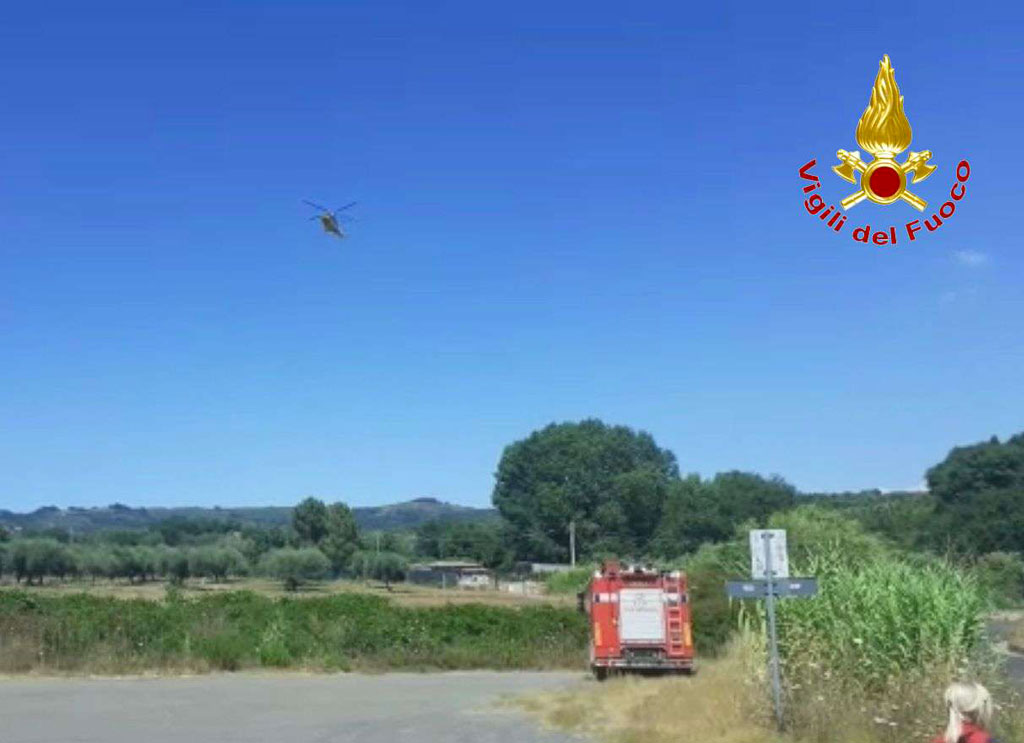 Giovane a bordo di un trattore impatta contro un albero durante incendio nel Vibonese: interviene elisoccorso