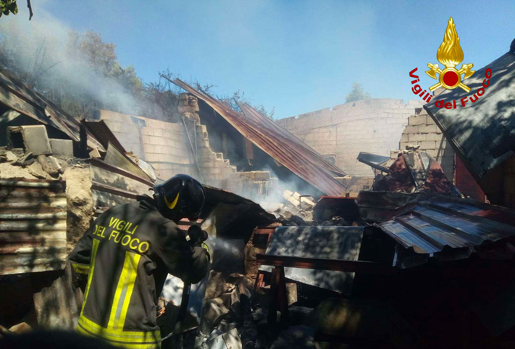 In fiamme capannone agricolo a Zambrone
