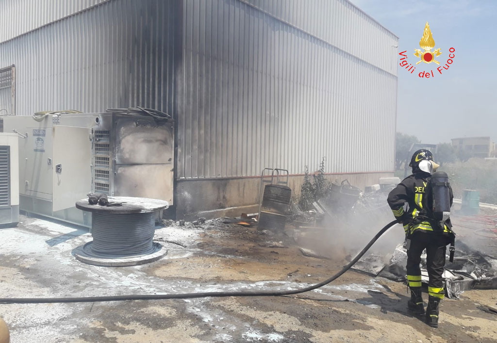 Incendio in piazzale ditta a Cropani, distrutto materiale elettrico