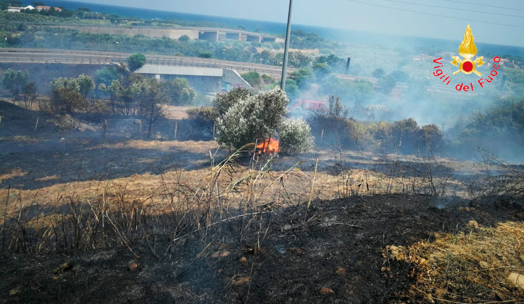 Incendio a Copanello di Stalettì, disagi alla viabilità sulla SS 106