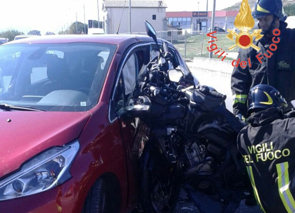Incidente tra moto e auto in località Giovino, feriti