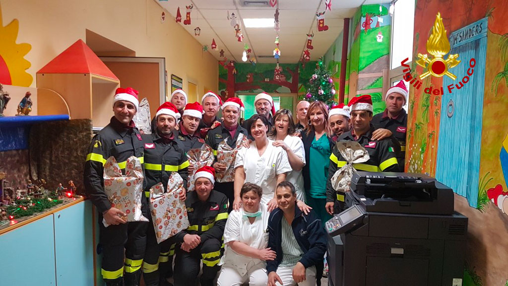 Vigili del Fuoco consegnano regali ai piccoli pazienti dell'ospedale Annunziata di Cosenza